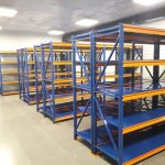 Практичный и безопасный склад: роль современных металлических стеллажей