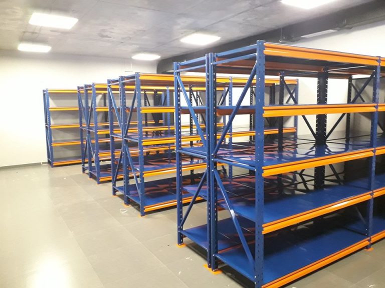Практичный и безопасный склад: роль современных металлических стеллажей