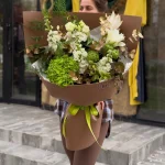Доставка квітів у Києві та чоловічі букети: стильний подарунок із характером