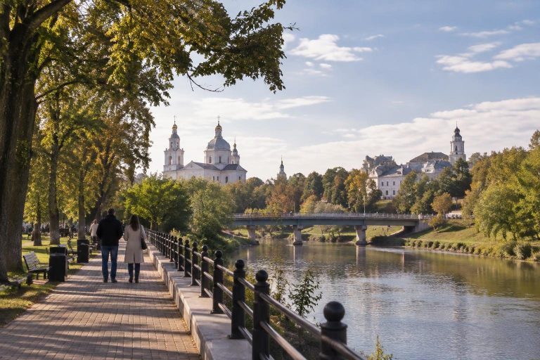 Ілюстрація до матеріалу «Суми для прогулянки: як побачити місто через річки, вулиці та повсякденне життя»